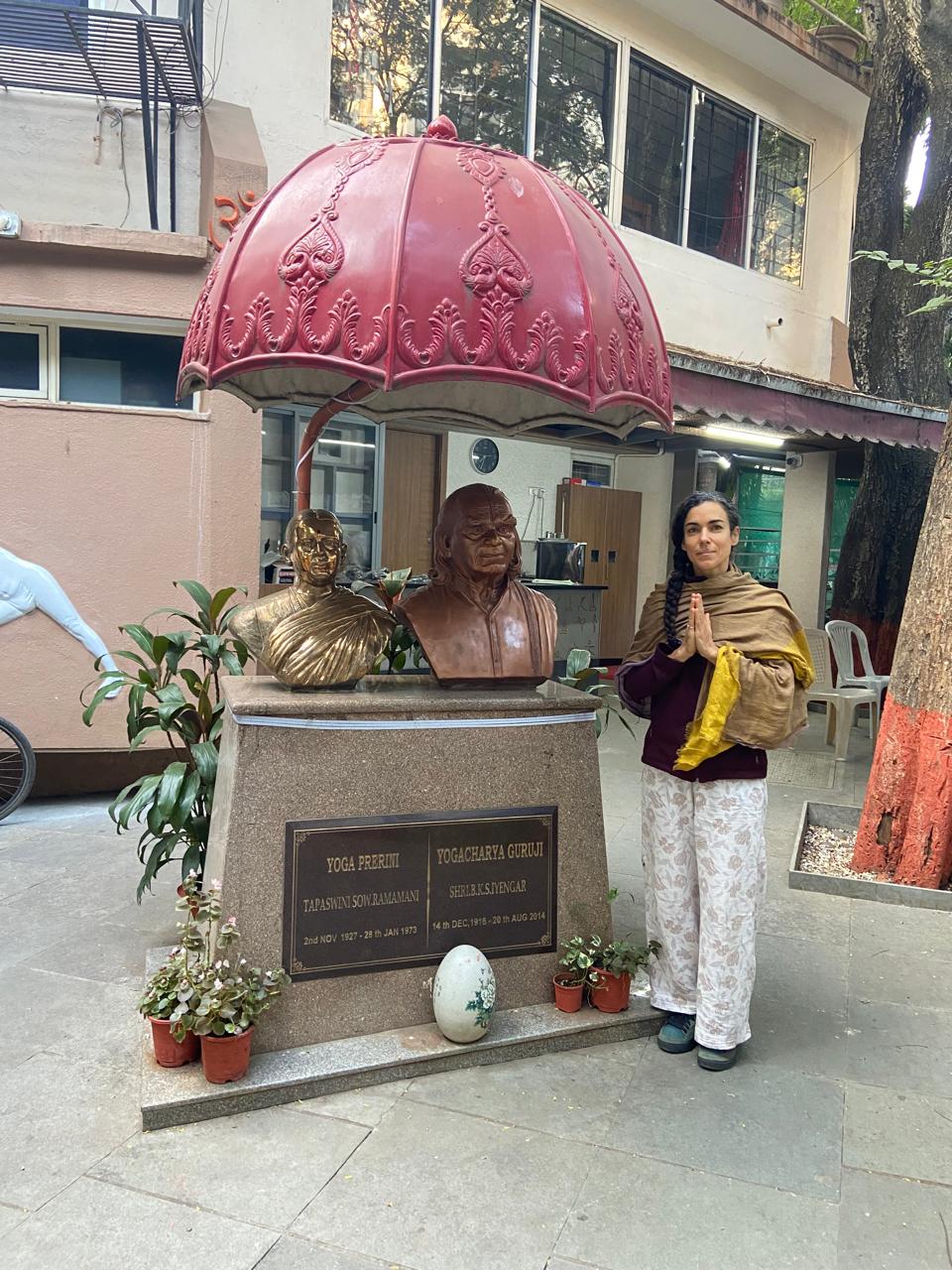 Juliana Lião no Ramamani Iyengar Memorial Yoga Institute, em Pune