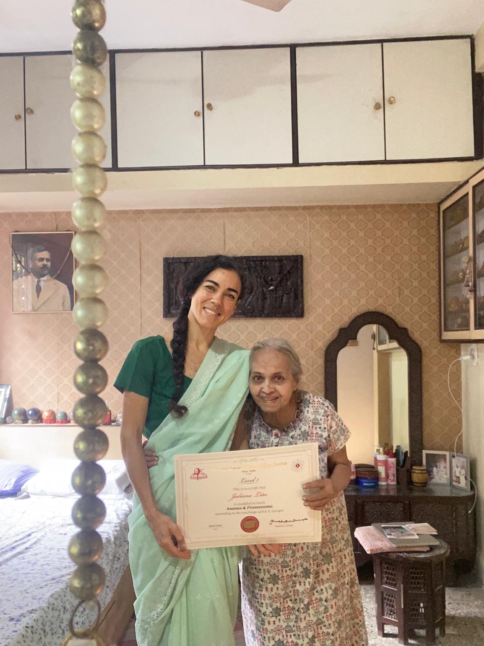Juliana Liao ao lado da mestra Kusum Modak, em Pune, Índia