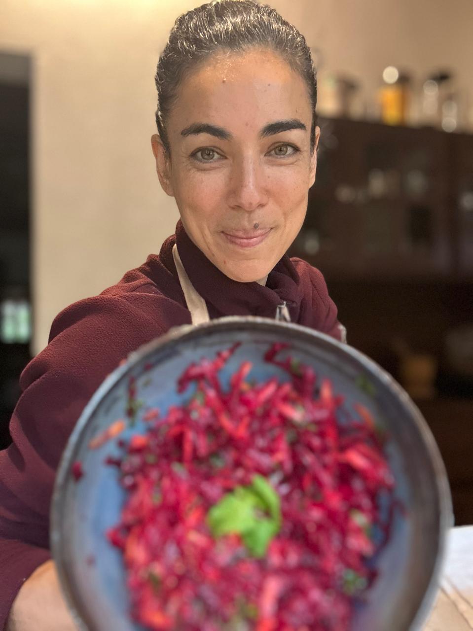 Juliana Lião com uma refeição colorida de salada de beterraba e abacate no retiro