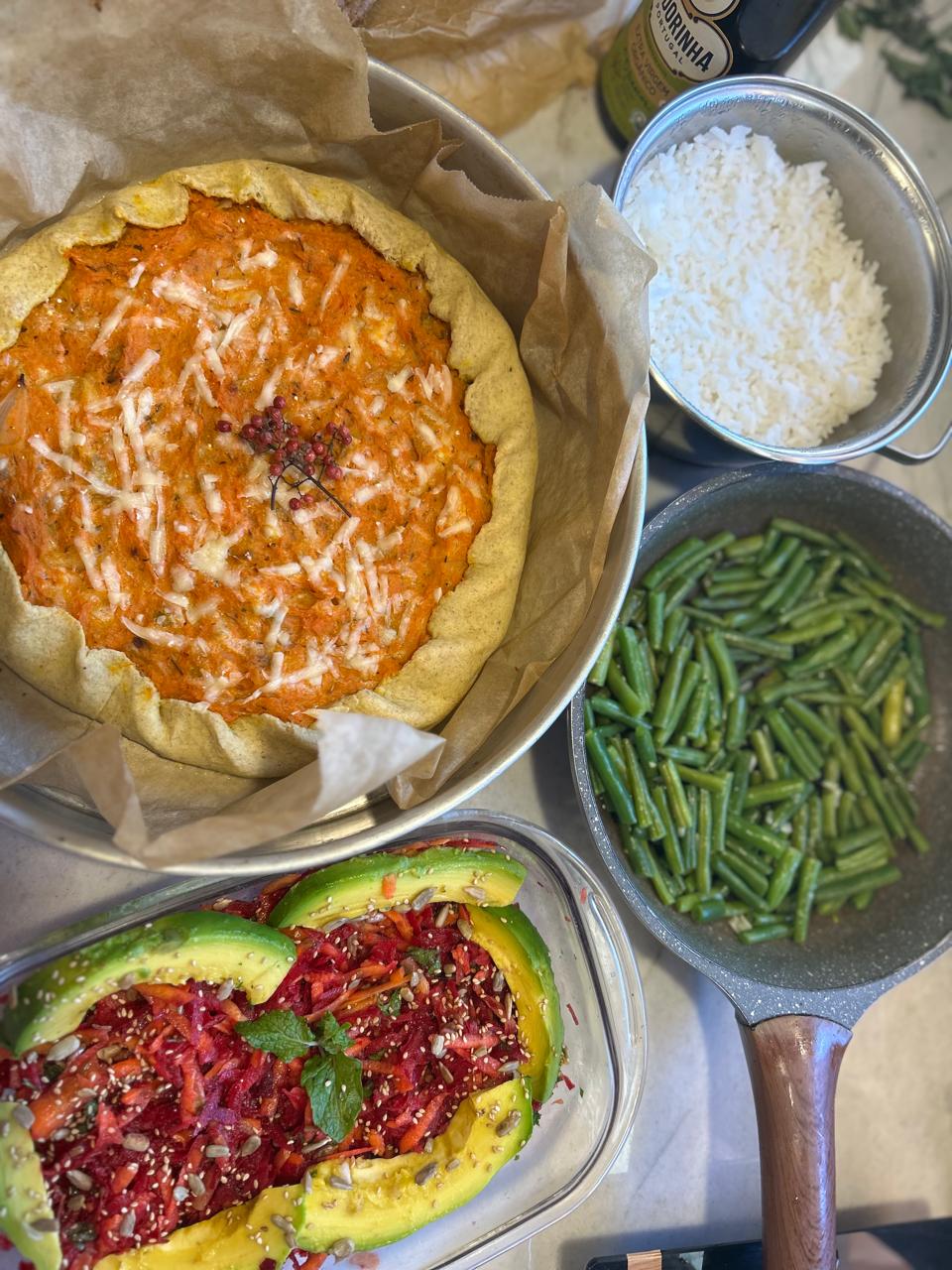 Quiche artesanal de vegetais preparada no retiro