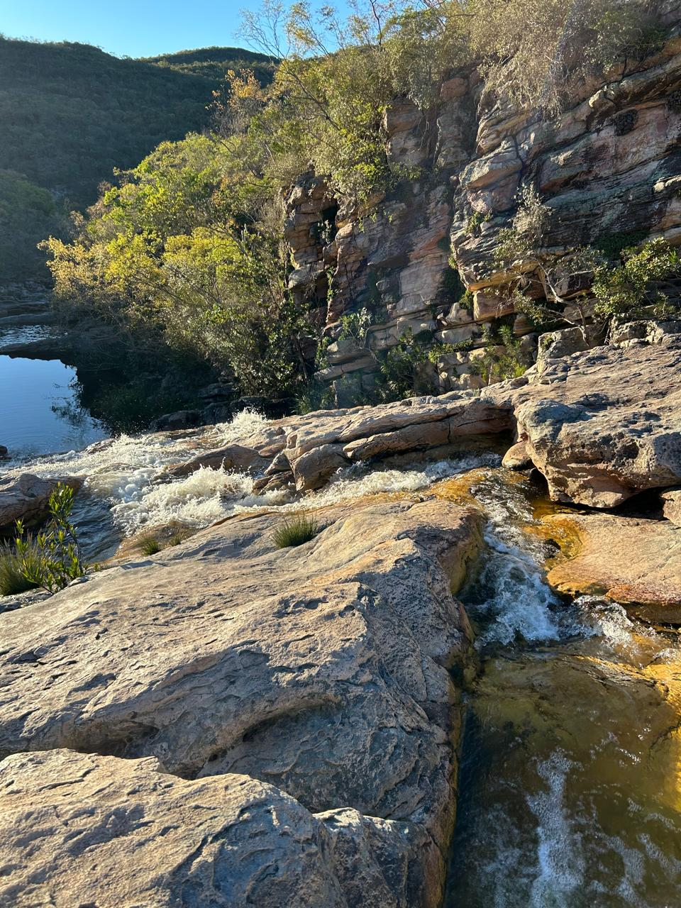 Águas correndo entre as rochas do Vale do Capão, na Chapada Diamantina