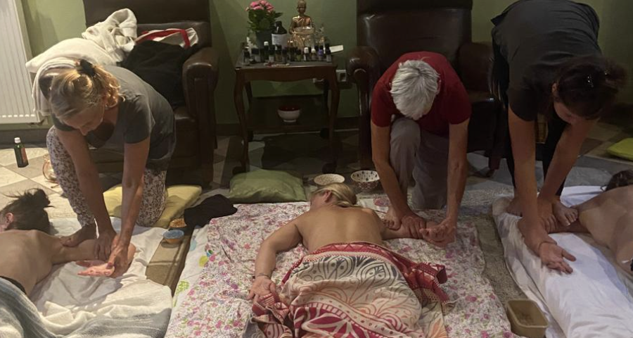 Prática em grupo do Método Kusum Modak, com atendimentos feitos com os pés