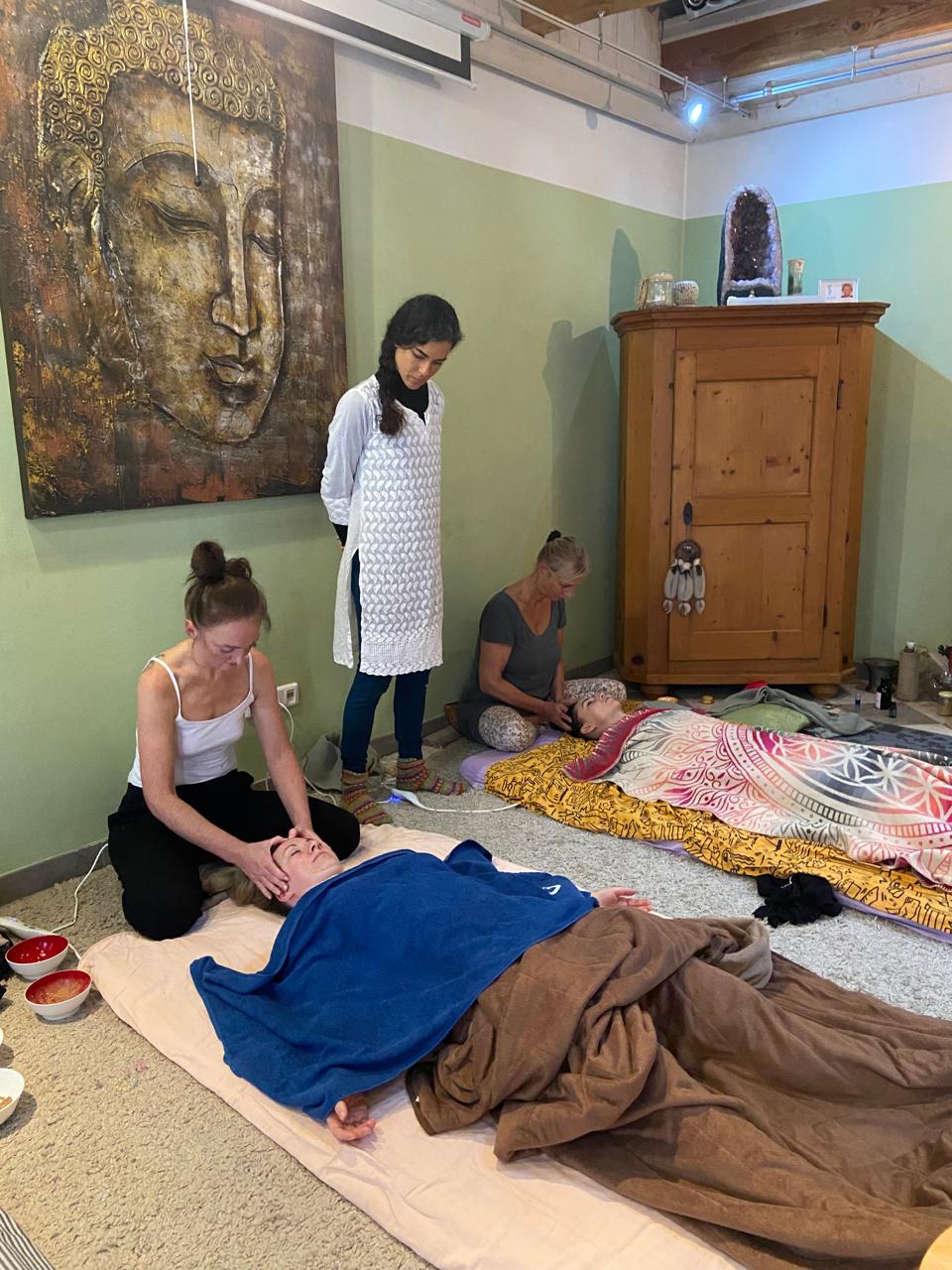 Juliana Lião conduzindo uma aula de formação do Método Kusum Modak