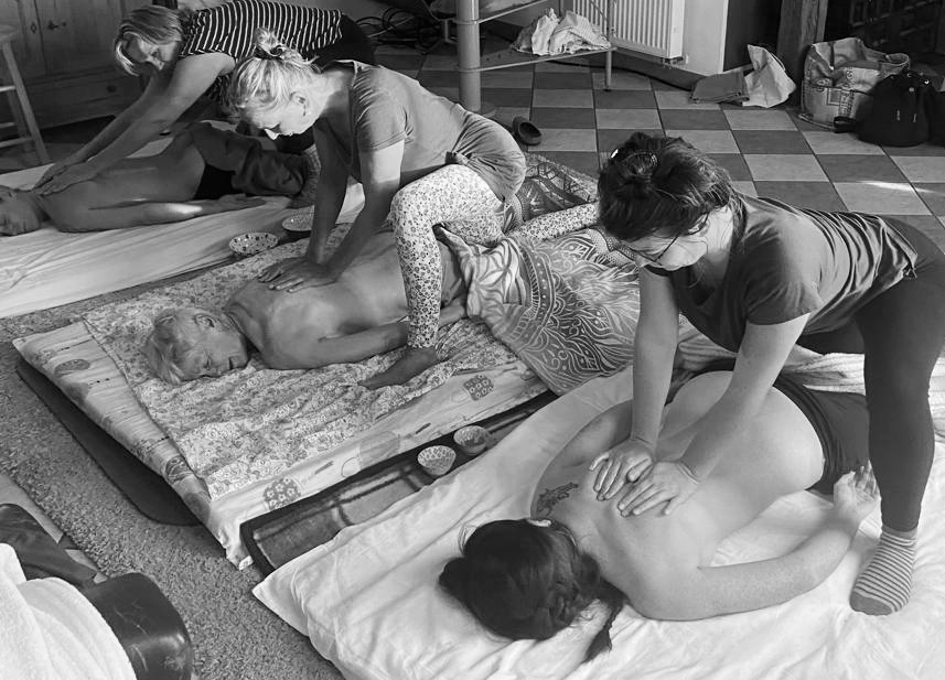 Juliana Lião aplicando o Método Kusum Modak com as mãos e os pés, sobre o futon, com pó de cálamo