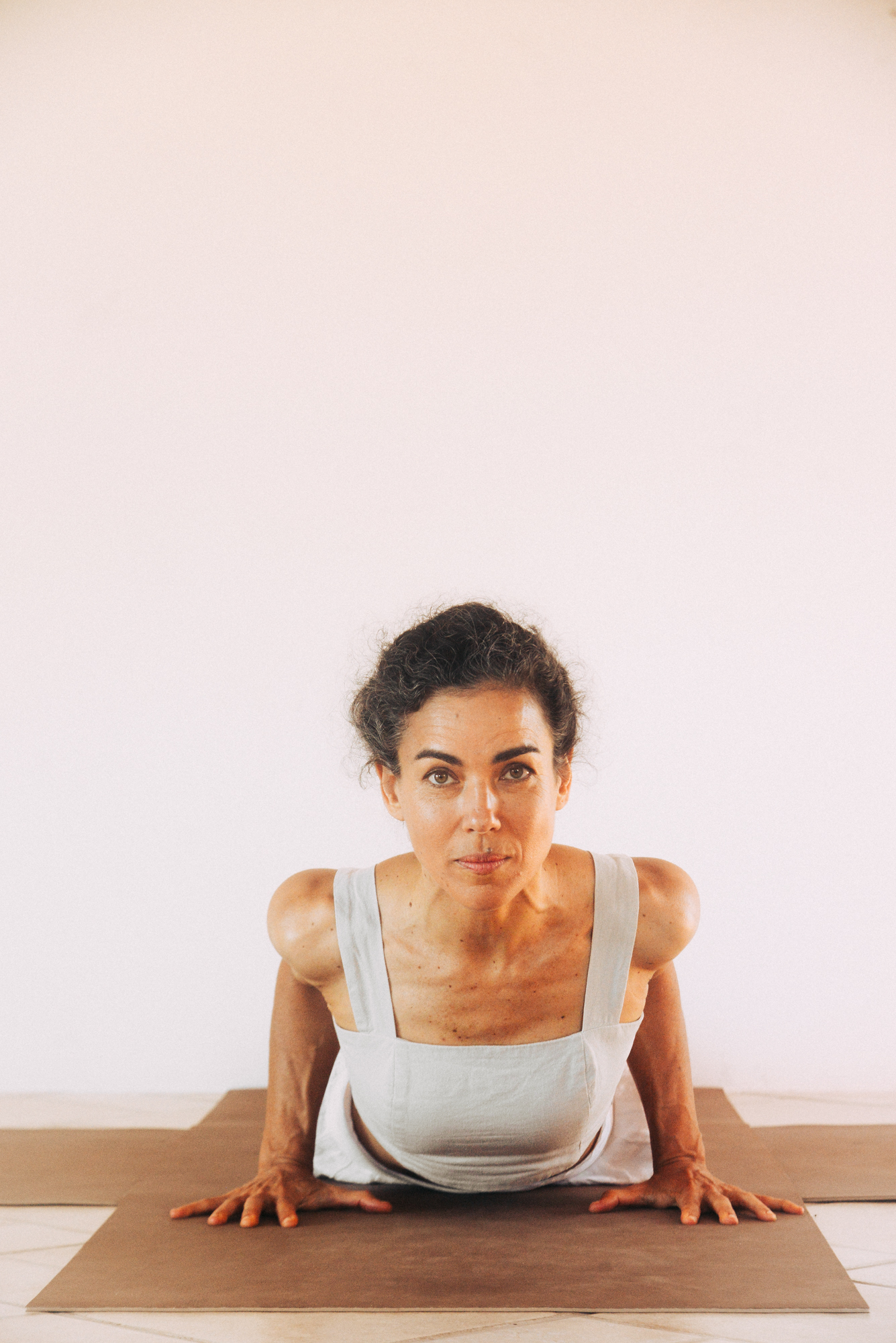 Juliana Lião em prática de Iyengar Yoga